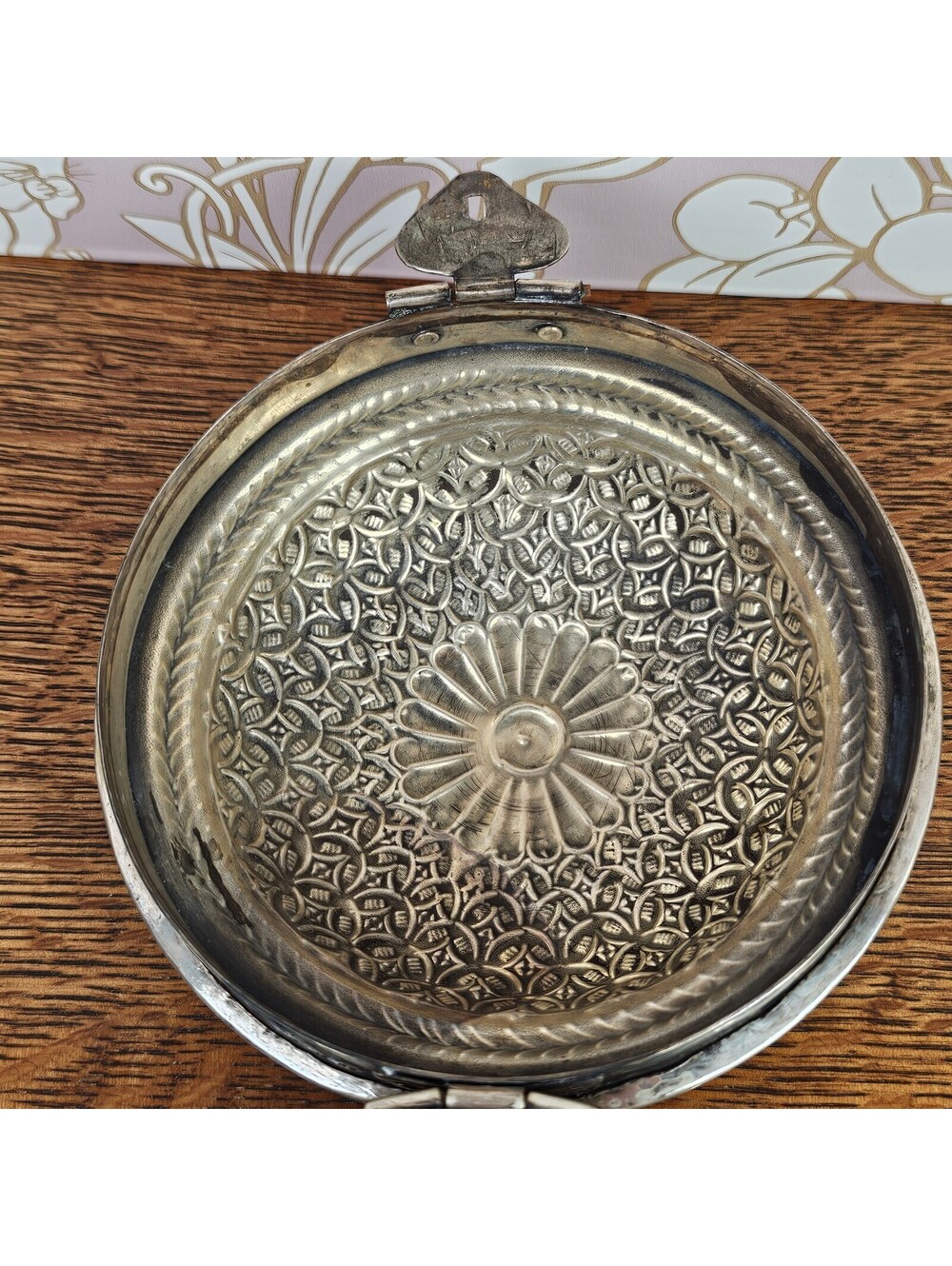 Vintage India Embossed Round Locking Jewelry Trinket Box 5" - Picture 4 of 15